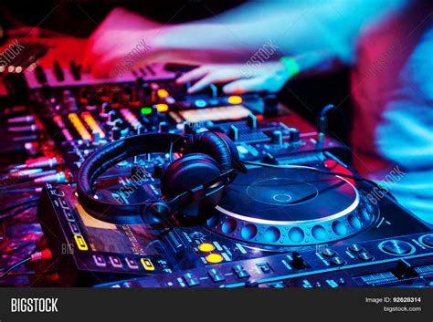 Djの画像・写真（無料トライアル） | Bigstock