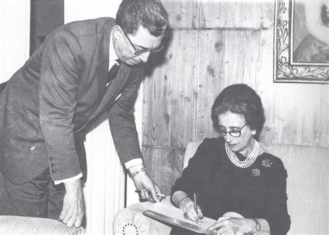 Carmen Polo firma en el libro de la ciudad (1965) | Alicantepedia