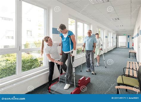 Senioren in Der Rehabilitation Lernen, Wie Man Mit Krücken Gehen Stockbild - Bild von untauglich ...