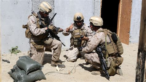 Recon Marines execute live-fire raid