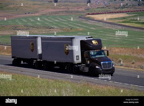 Ups semi truck hi-res stock photography and images - Alamy