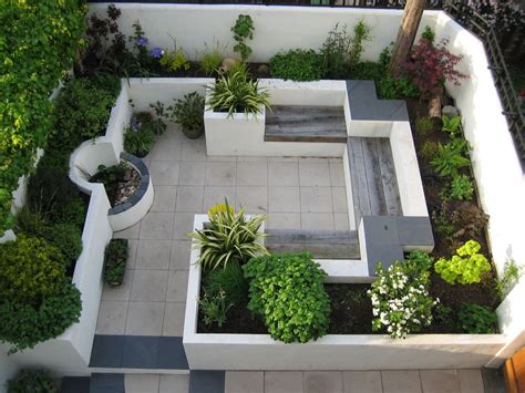 Modern Courtyard Garden - Katherine Edmonds Garden Design | Small courtyard gardens, Courtyard ...