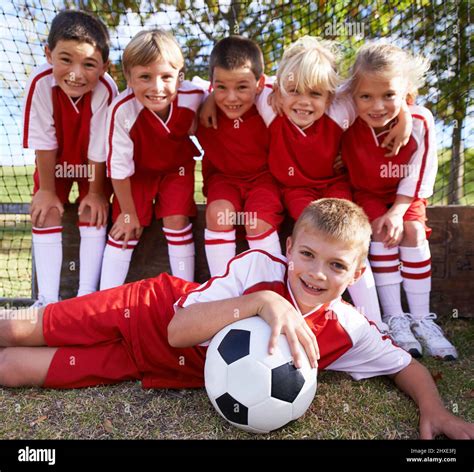 Young boy soccer team photo hi-res stock photography and images - Alamy