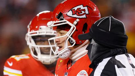 Patrick Mahomes' helmet shatters after big hit in Kansas City Chiefs ...