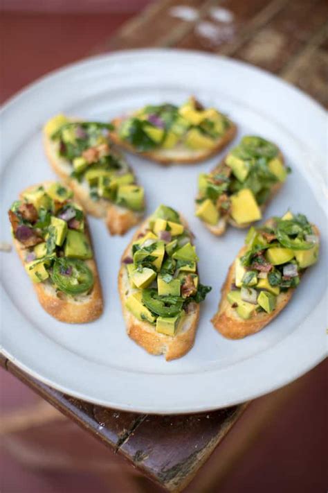 Avocado Bruschetta with Bacon and Jalapeños | ¡HOLA! JALAPEÑO¡HOLA! JALAPEÑO