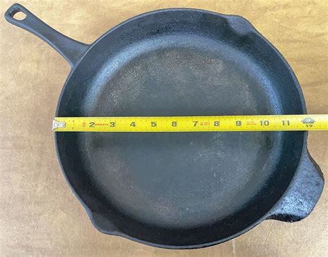 What Size Cast Iron Skillet Should You Buy? (Comparison Chart)