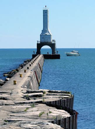 Port Washington Breakwater Lighthouse, Wisconsin at Lighthousefriends.com