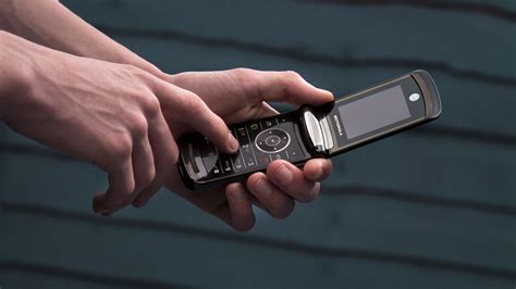 Motorola hints that the Razr flip phone could be revived ‘very soon’ – BGR