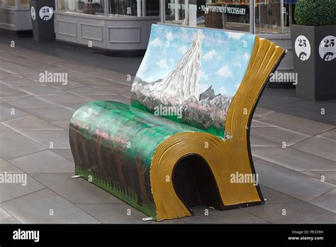 Open book sculpture hi-res stock photography and images - Alamy