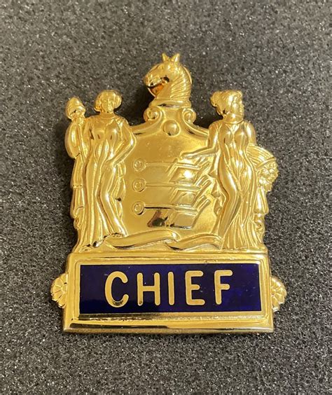 Collectors-Badges Auctions - Unused Vintage NEW JERSEY State Seal CHIEF OF POLICE Hat Badge in Gold