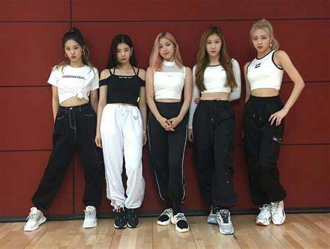 #ITZY Photos in 'ICY' Video Dance Practice | Gaya model pakaian korea, Gaya model pakaian, Gaya ...