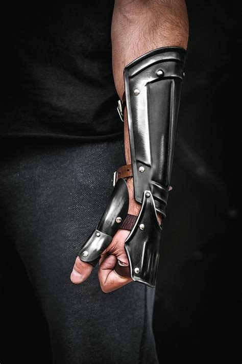 Bracer individual de acero ennegrecido cosplay Guts del anime - Etsy ...