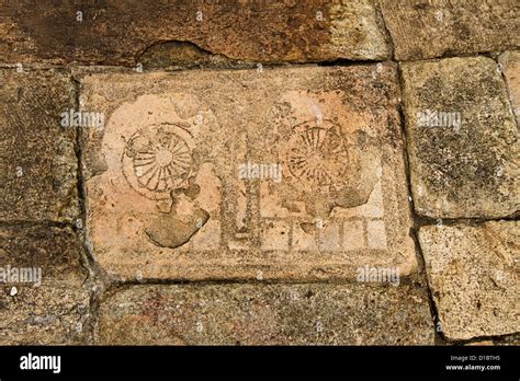 Chakra inscrito en piedra en Ruwanwelisaya Fotografía de stock - Alamy