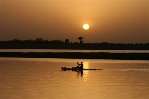 File:Boat on Niger River.jpg - Wikimedia Commons