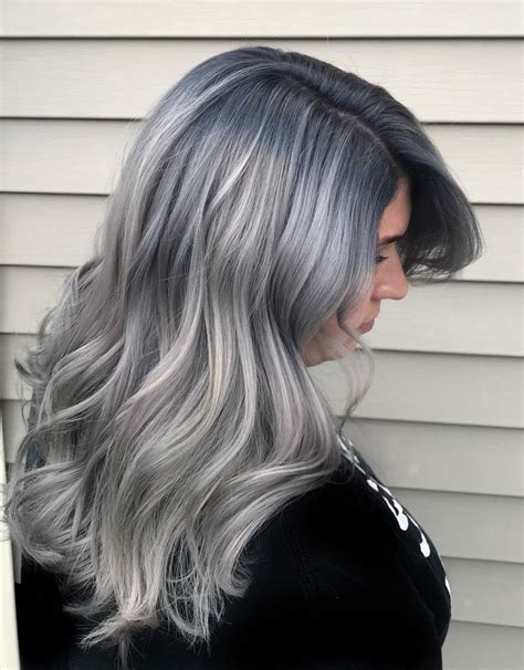 Pin von Nathalie Fradette auf Cheveux gris | Graue haare