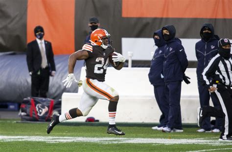 Nick Chubb stiff-arms Eagles defender into oblivion on long run (Video ...