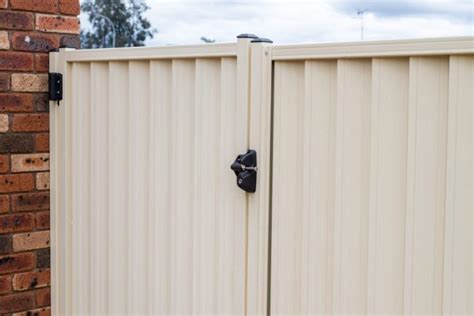 Colorbond Fencing in Brisbane | Colorbond Fencing Installation in Sydney | Fencing And Gate Centre