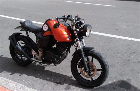 Yamaha FZ 16. Fue totalmente modificada a Cafe Racer, conservando el ...