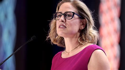 Arizona Sen. Kyrsten Sinema says her shift to independent shouldn't be a surprise | Fronteras