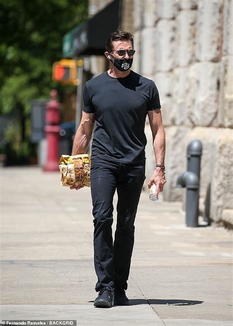 Hugh Jackman buys some freshly baked bread in New York City | Daily ...