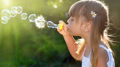 Fonds d'écran Mignon petites bulles de jeu de fille, enfant heureux 3840x2160 UHD 4K image