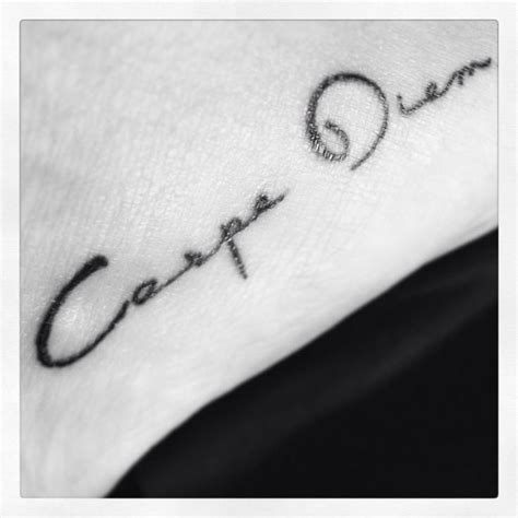 carpe diem wrist tattoos - Szukaj w Google #Tatuajesminimalestas ...