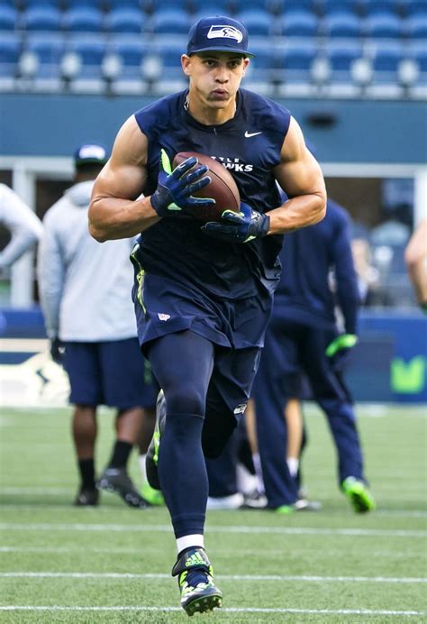 Seahawks TE Jimmy Graham goes through pregame warmups but sits out ...