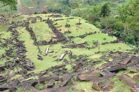 traveling-indonesian: Situs Megalitikum Gunung Padang