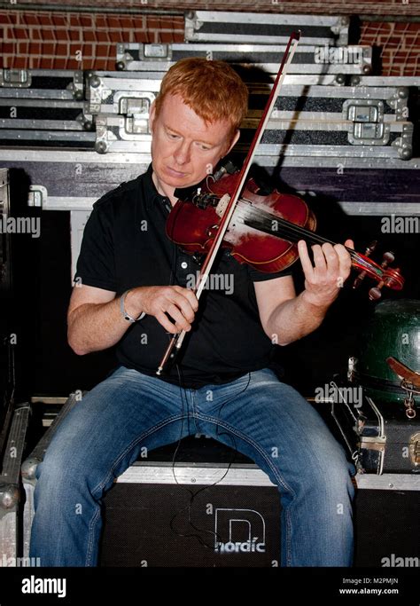 Traditional irish fiddle player hi-res stock photography and images - Alamy