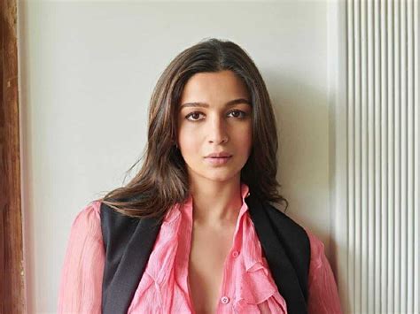 Alia Bhatt undergoes facial surgery? Her new pics spark rumours