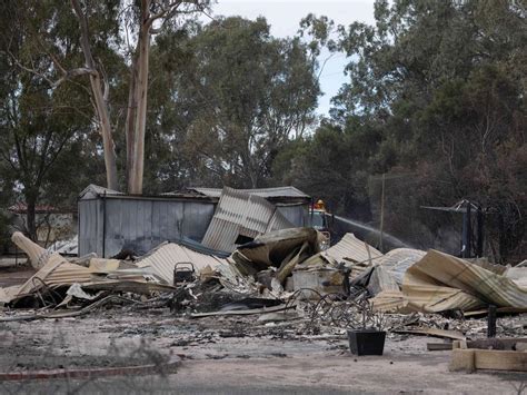 Grampians bushfire: Homes lost in fire near Halls Gap, man dies in South Gippsland storm | The ...