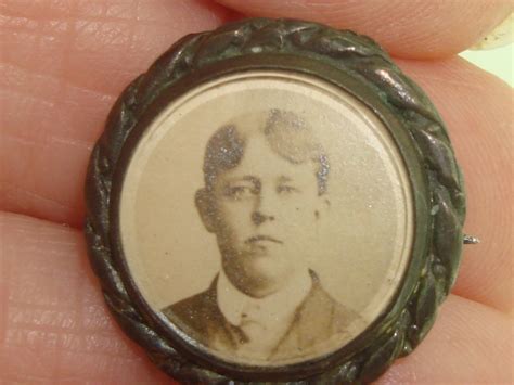 VICTORIAN MOURNING PHOTO PIN HINGED W/BEVELED GLASS COVER! - Federal Coin Exchange