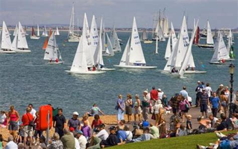 Cowes Week Sailing Regatta - Don't forget your picnic! - All English Things