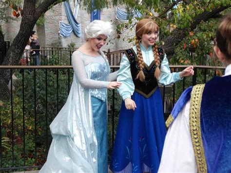 VIDEO: Anna and Elsa meet and greet outside in Fantasy Faire at Disneyland for the first time ...