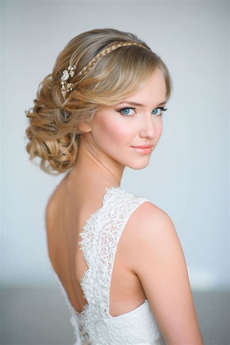 10 penteados para noivas com tiaras e outros acessórios | Penteado noiva, Penteados, Penteados updo