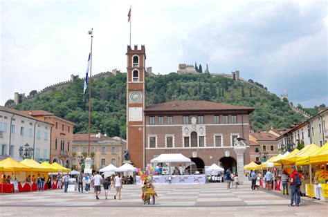 Marostica's defensive wall brims the Cherry Show Market in Marostica, Veneto, Italy - www ...