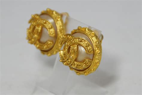 Auth CHANEL Vintage 94A CC Logo Clip-on Earrings Fake Pearl *Worn-out*- e27687