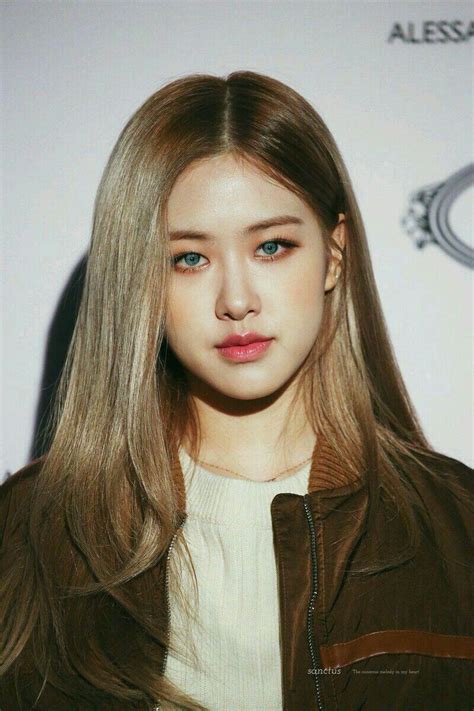 Blackpink Rosé with blue eyes | Oblong face shape, Hairstyle, Square ...