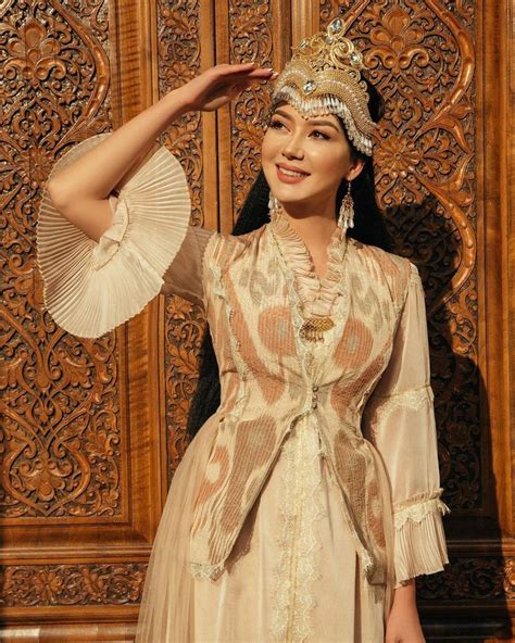 Uzbekistan traditional garments | Uzbek clothing, Traditional dresses, Iranian women fashion