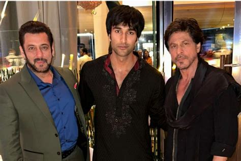 Karan-Arjun Ahead of Pathaan Release, Shah Rukh Khan Poses With Salman ...