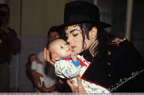 michael and a baby - Michael Jackson Photo (33445566) - Fanpop