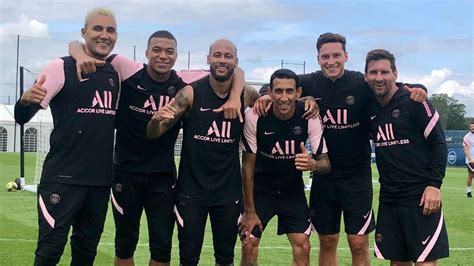 Messi, Neymar y Mbappé posa en su primera foto juntos con el PSG