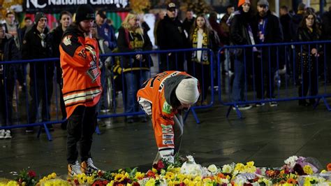 Adam Johnson: Crowds gather to pay tribute to ice hockey player - BBC News