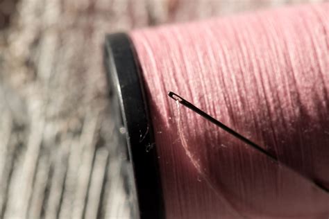 How to Thread a Needle the Easy Way