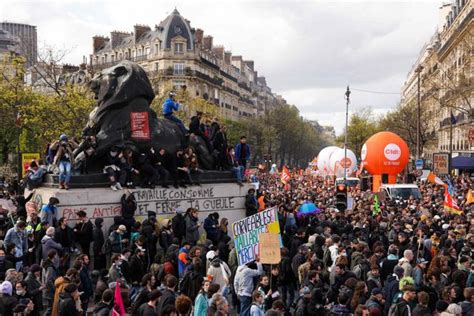 Fresh pension protest turnout in France dwindles on 11th day, unions call for new protests