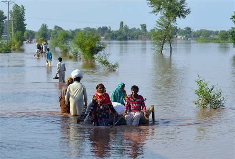 Kashmir flood waters hit Pakistan plains, thousands flee homes - CBS News