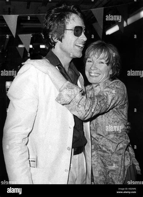 WARREN BEATTY with sister SHIRLEY MacLAINE at her Broadway return ...