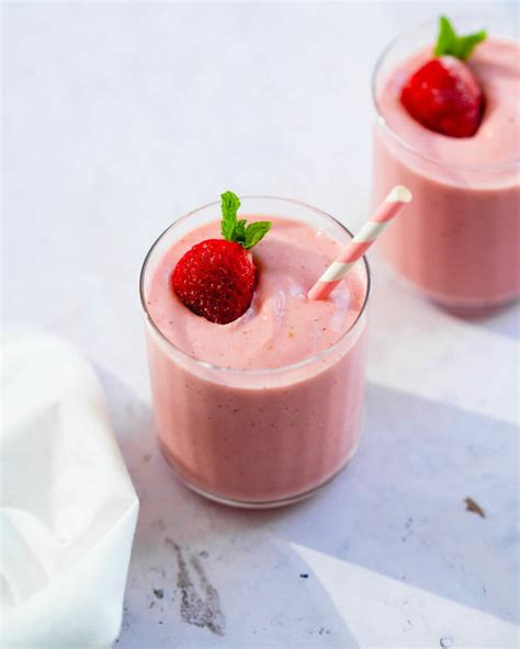 Perfect Strawberry Smoothie – A Couple Cooks