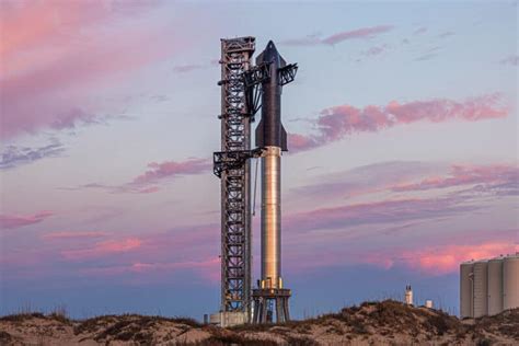 SpaceX dépose son lanceur à 33 moteurs sur sa rampe de lancement