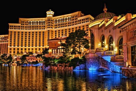 File:Bellagio Casino and Hotel at Night.jpg